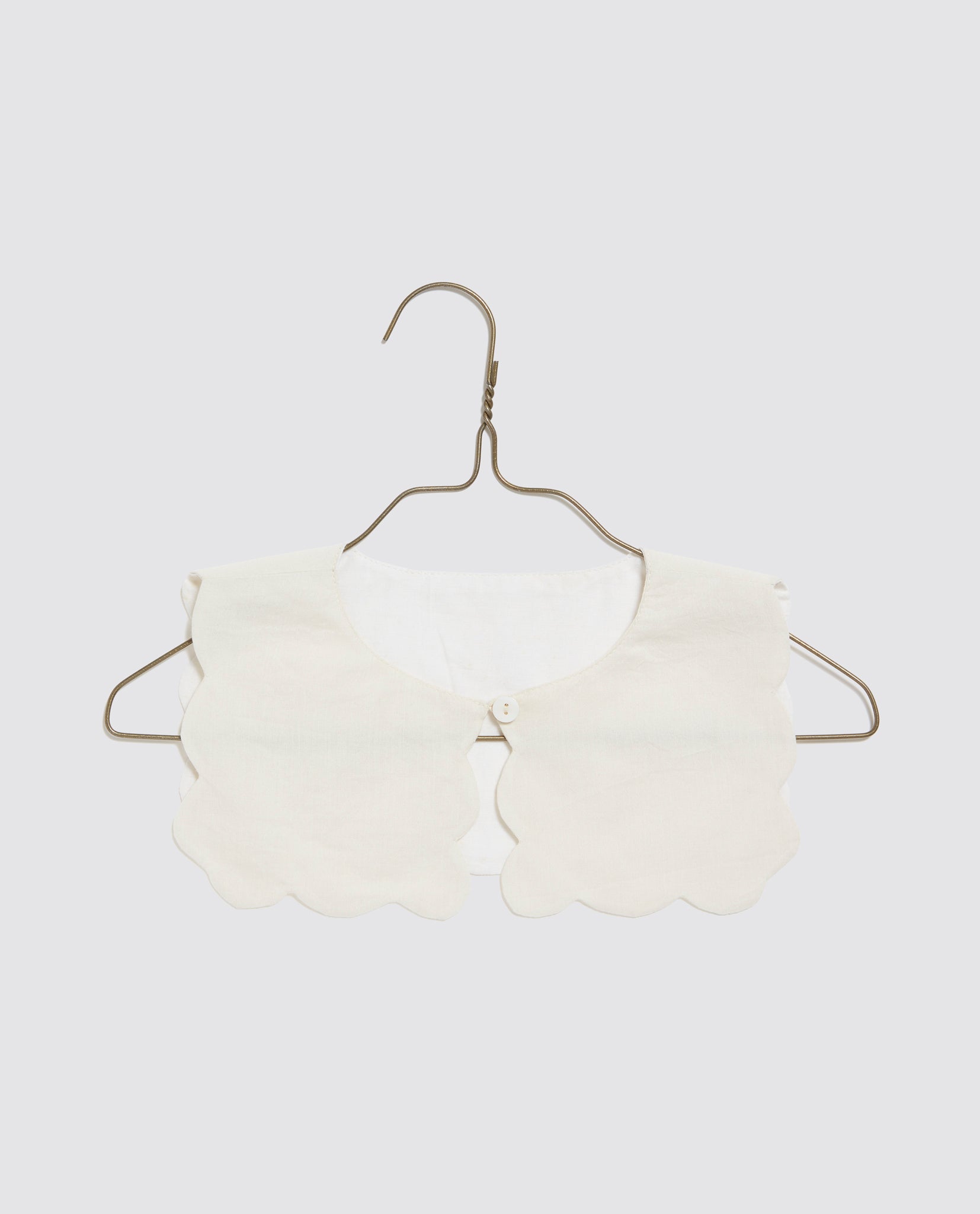 Off white scalloped cotton collar for children, made from organic materials with a vintage-inspired, sustainable design, perfect for adding a charming touch to kids' outfits.