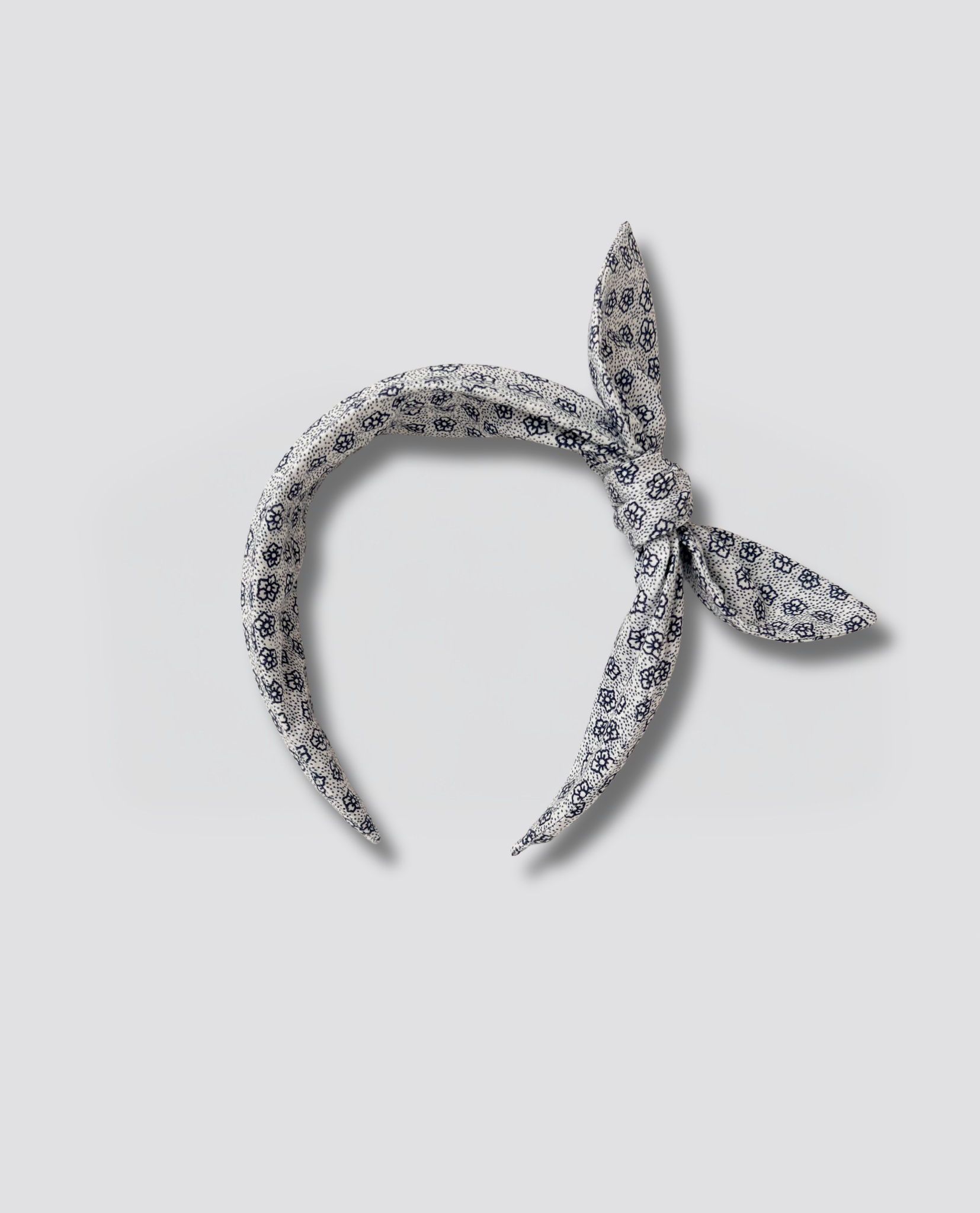 Wide retro-style hairband with delicate floral pattern, made from natural materials, perfect for vintage-inspired children's clothing and organic styles.