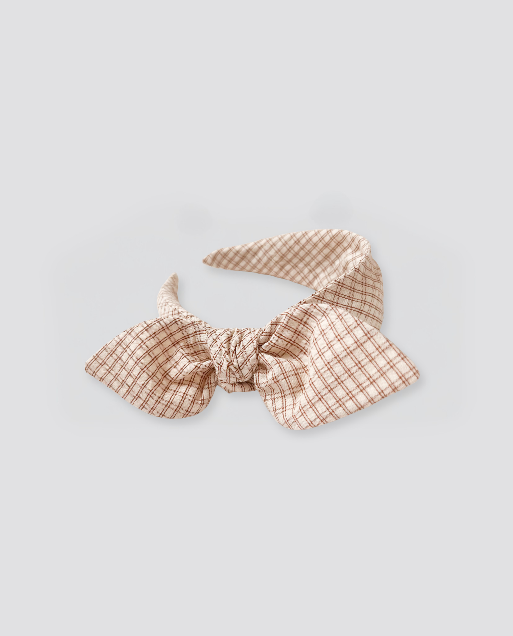 Wide vintage-style hairband for children in soft straw check organic cotton, designed with gentle natural fabrics for a sustainable and ethical touch.