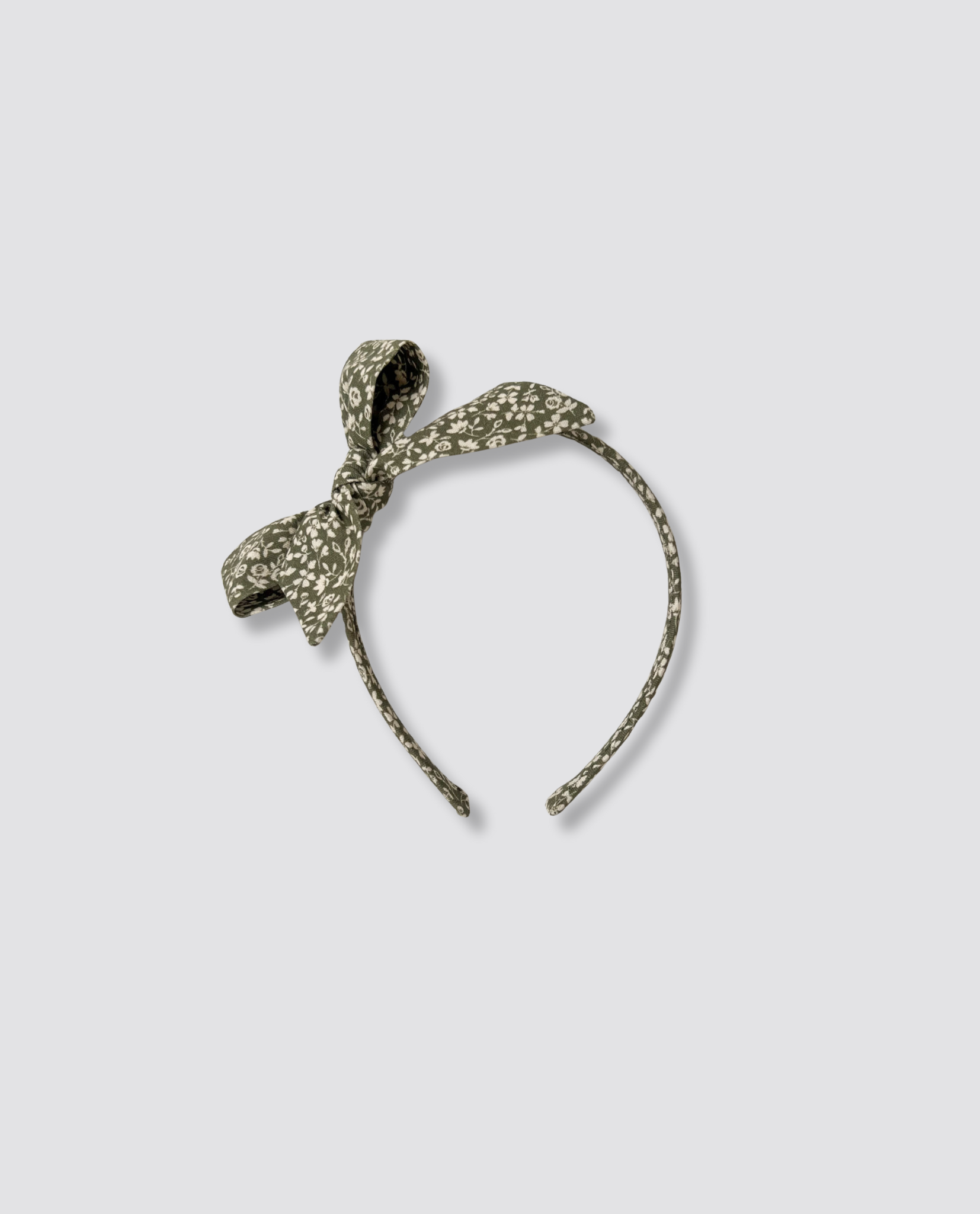 Vintage style girls' hairband with a soft floral pattern in natural cotton, designed for a sustainable and ethical children's clothing brand.