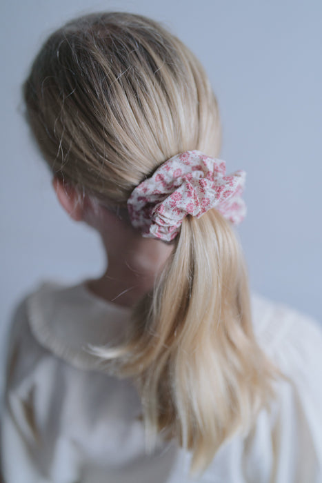 Scrunchie - daisy floral in berry