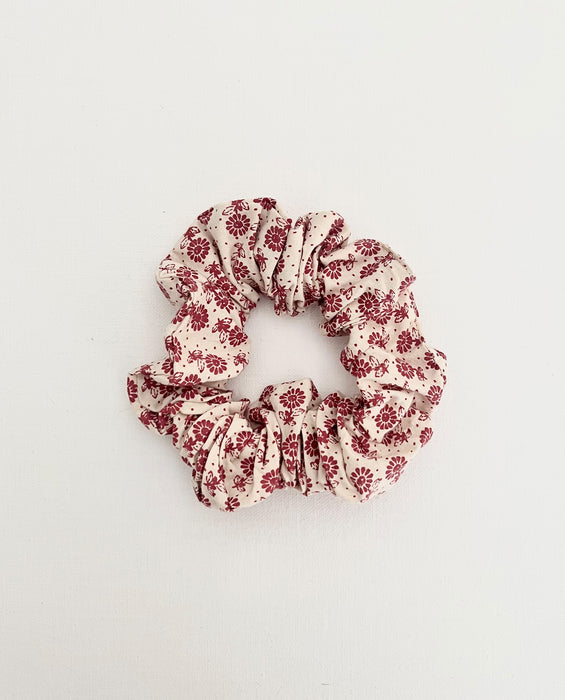 Scrunchie - daisy floral in berry