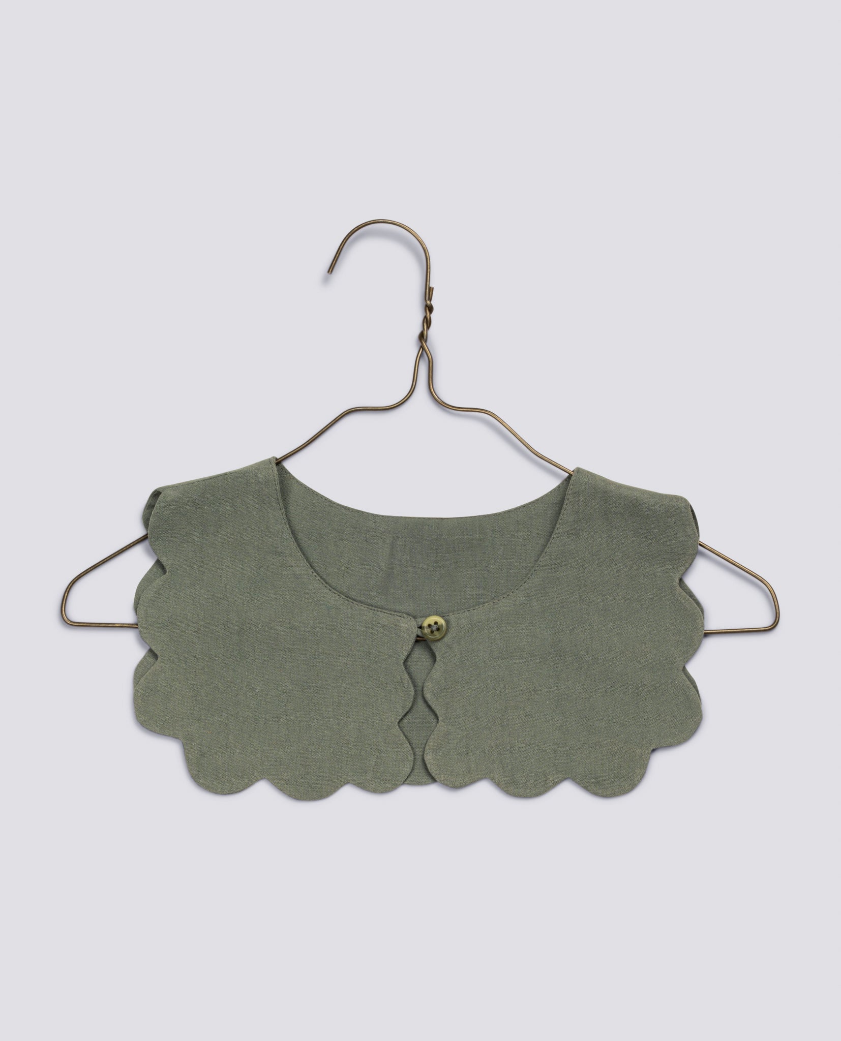 Green scalloped collar made from organic cotton, designed for children, reflecting a vintage style with sustainable, natural, and ethically made craftsmanship.