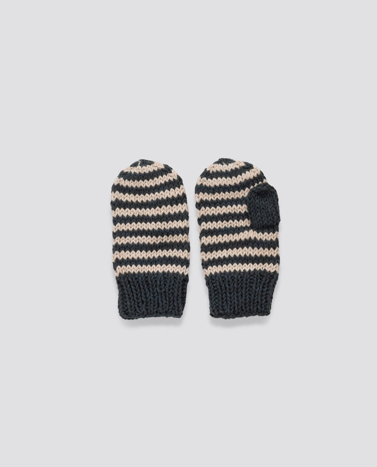 Hand-knitted mittens for children with classic stripe pattern, made from natural materials in a sustainable and ethical process.