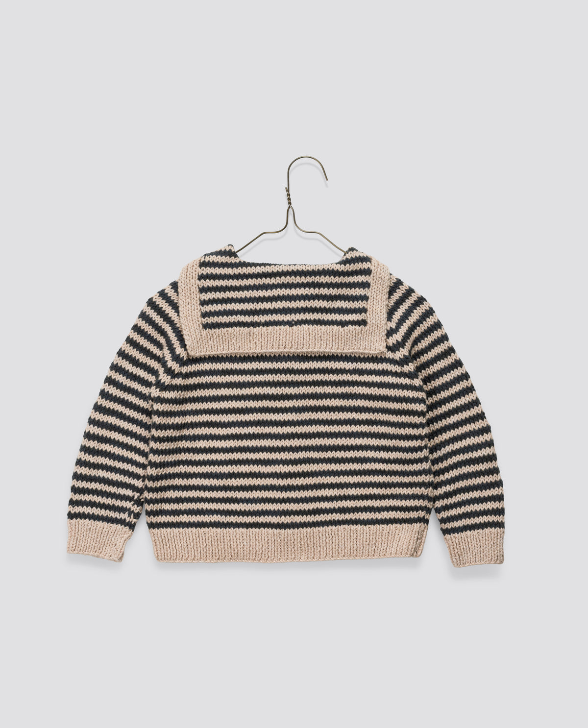 Hand-knitted cardigan with vintage-inspired sailor collar and stripe pattern in soft cotton, in a ethically made design for children.