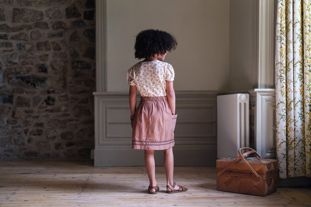 Pretty summer t-shirt in printed pointelle jersey. Worn with Margot, summer skirt in pink and brown checked fabric. 