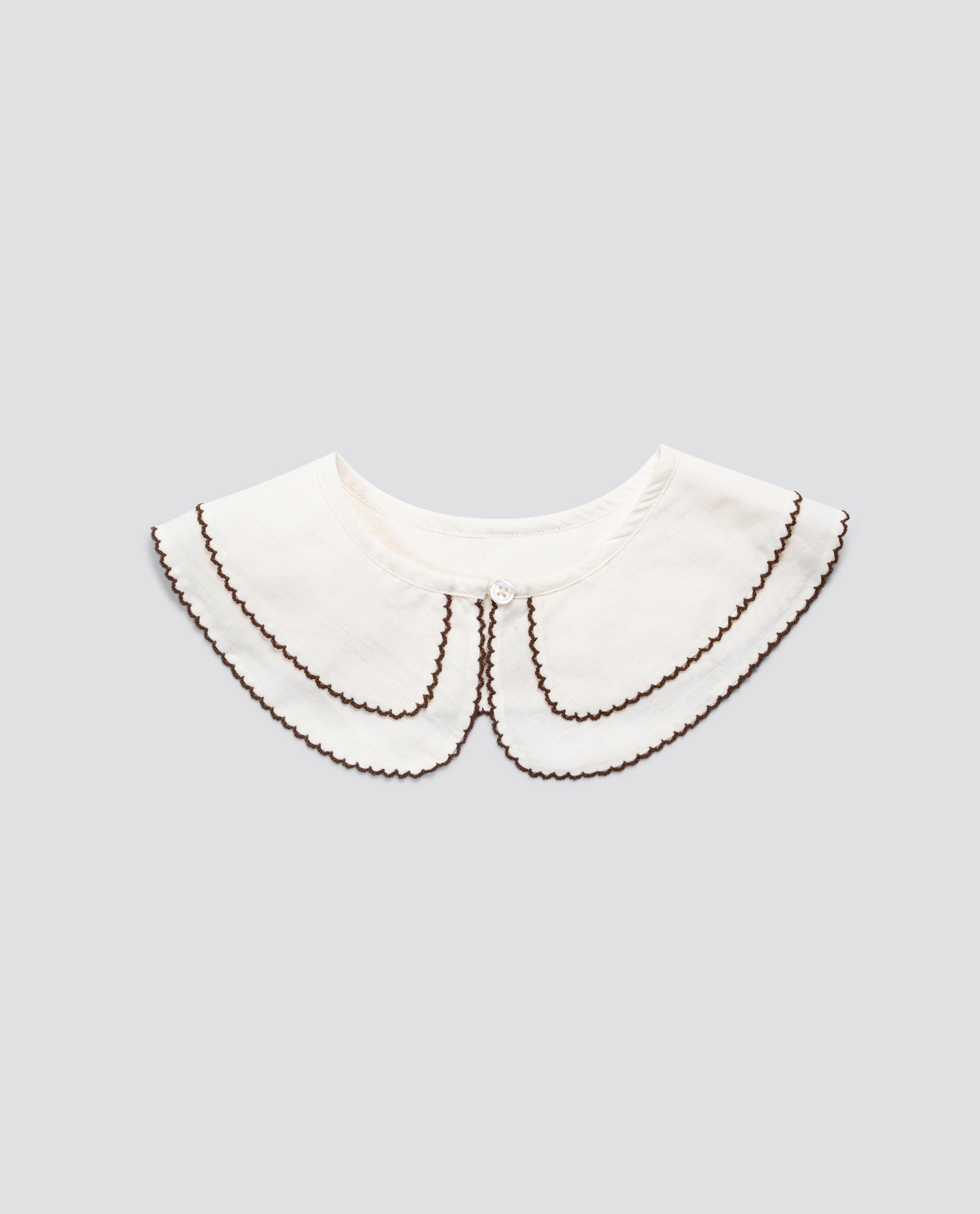 Organic cotton vintage-style double-layer collar with delicate brown trim, designed for sustainable and ethical children's clothing with a charming, classic look.