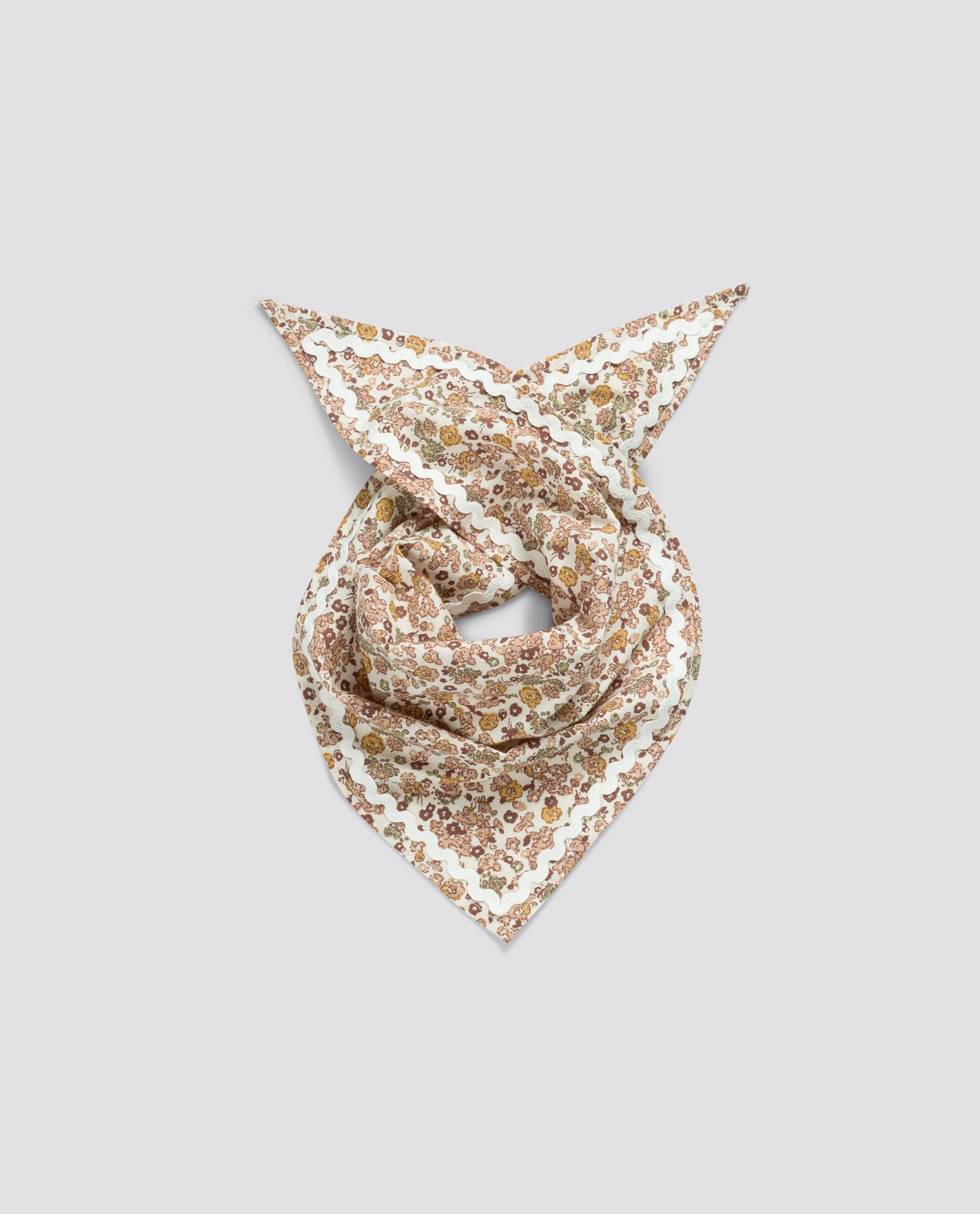 Soft organic cotton scarf for children featuring a delicate floral pattern in vintage style, designed for a slow, natural, and ethical childhood wardrobe.