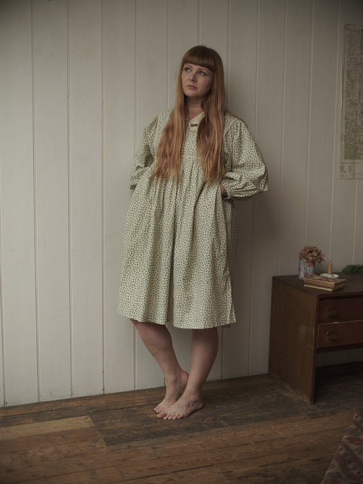 Ladies Vivienne dress organic - porcelain floral in laurel